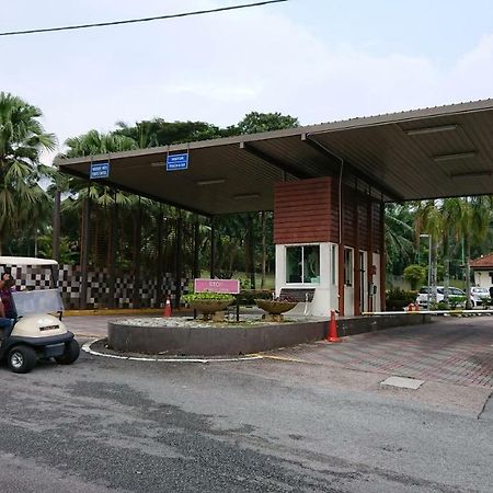 Homestay Bandar Putra Kulai Exteriör bild