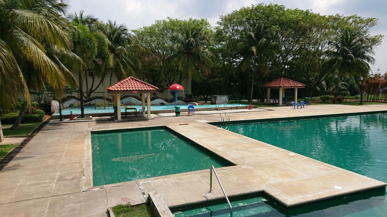 Homestay Bandar Putra Kulai Exteriör bild