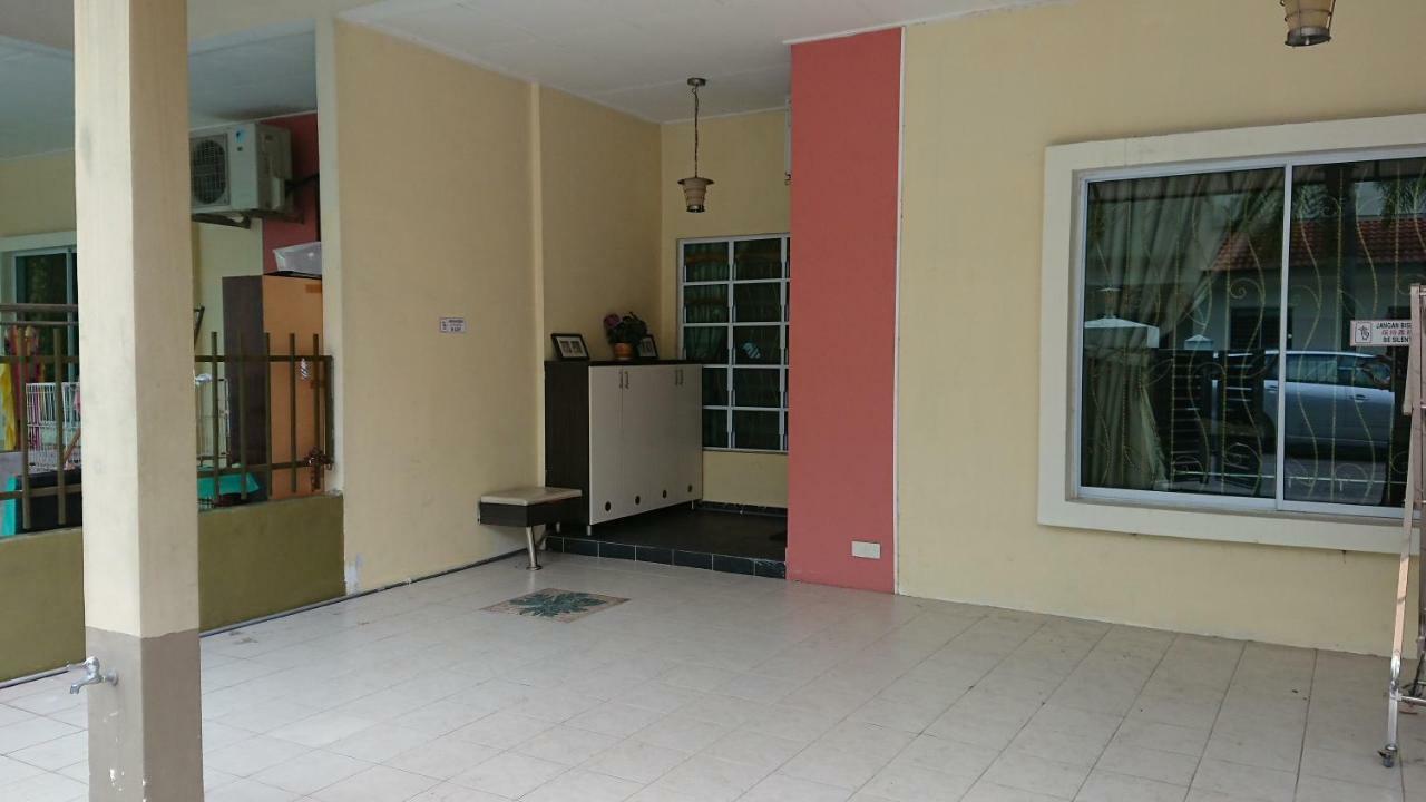 Homestay Bandar Putra Kulai Exteriör bild